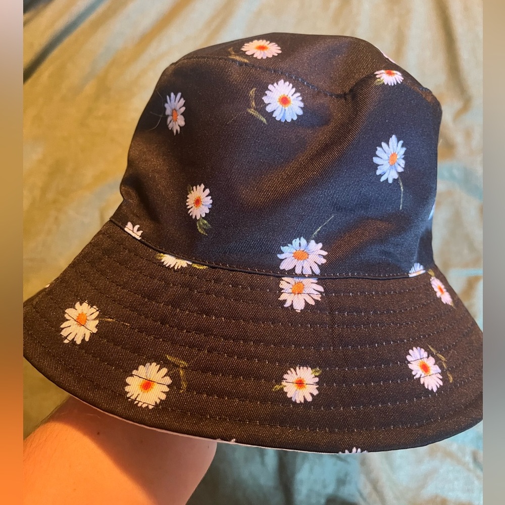Alice + Olivia Daisy Bucket Hat - Picture 2 of 3